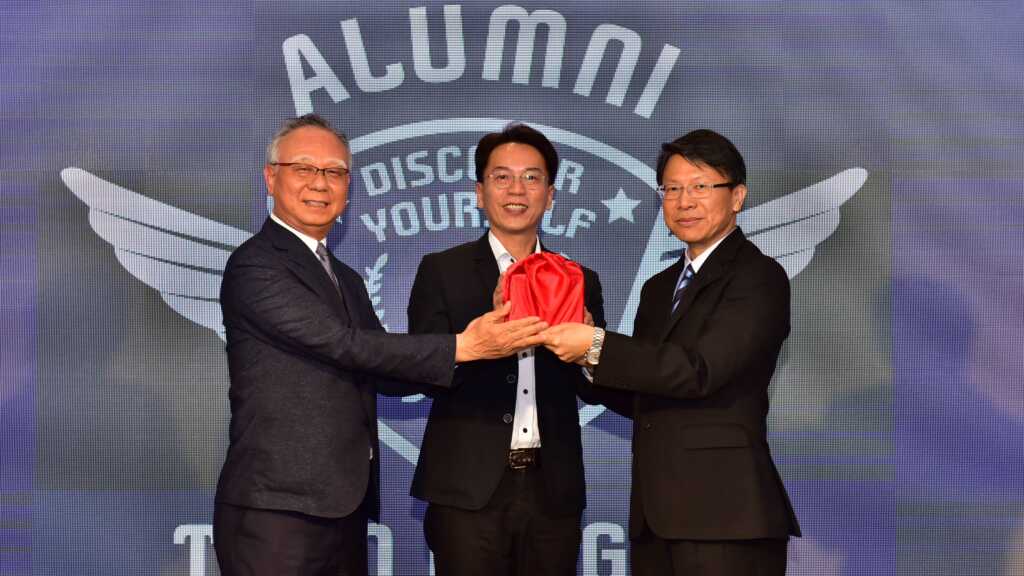 ▲明道中學校友會第二屆、第三屆理事長交接，盼傳承過去良好基礎，協助校務更上層樓。（記者林明佑翻攝）